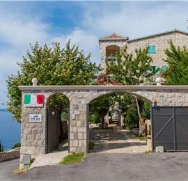 2 Bedroom Apartment with 2 Shared Pools, sleeps 4